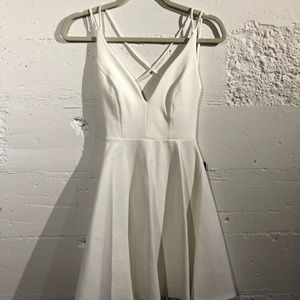 Lulu’s Backless-Strapped White Skater Dress (Sm)